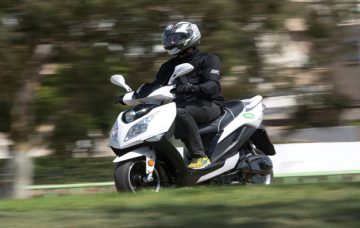 בליץ מוטורס תכפיל טווחי נסיעה בקטנועים החשמליים: תרכוש סוללות מאולטרא-צ'ראג'